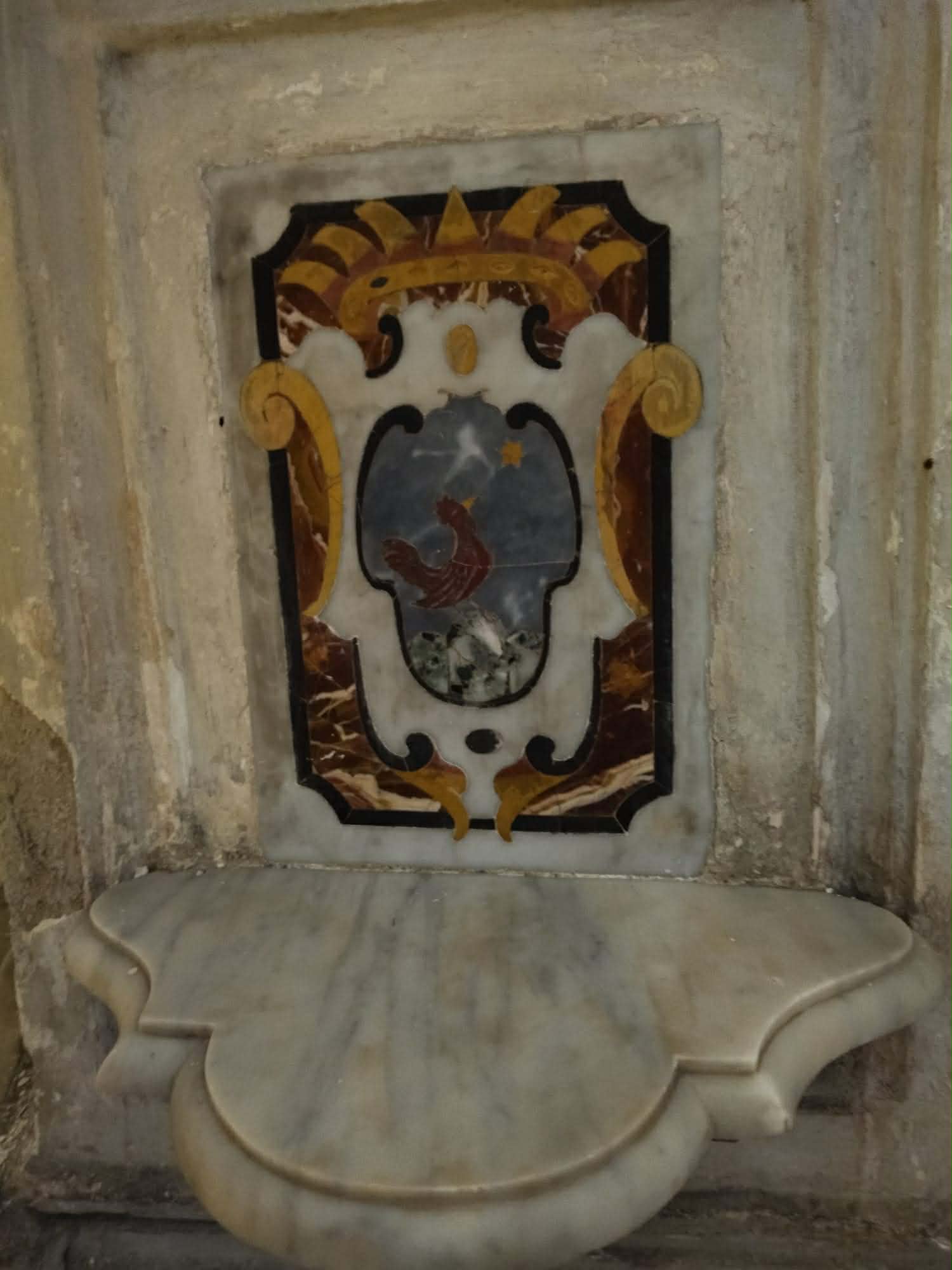Acquasantiera con stemma Gallone, Basilica di San Pietro ad Aram