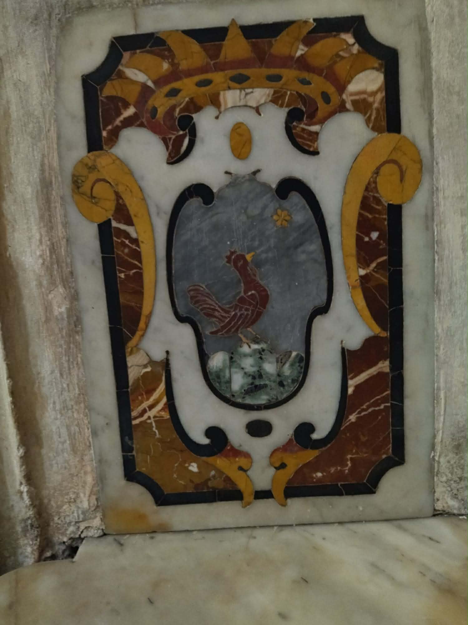 Stemma Gallone in pietre dure: gallo coronato rosso su campo azzurro, stella d'oro, monticello verde