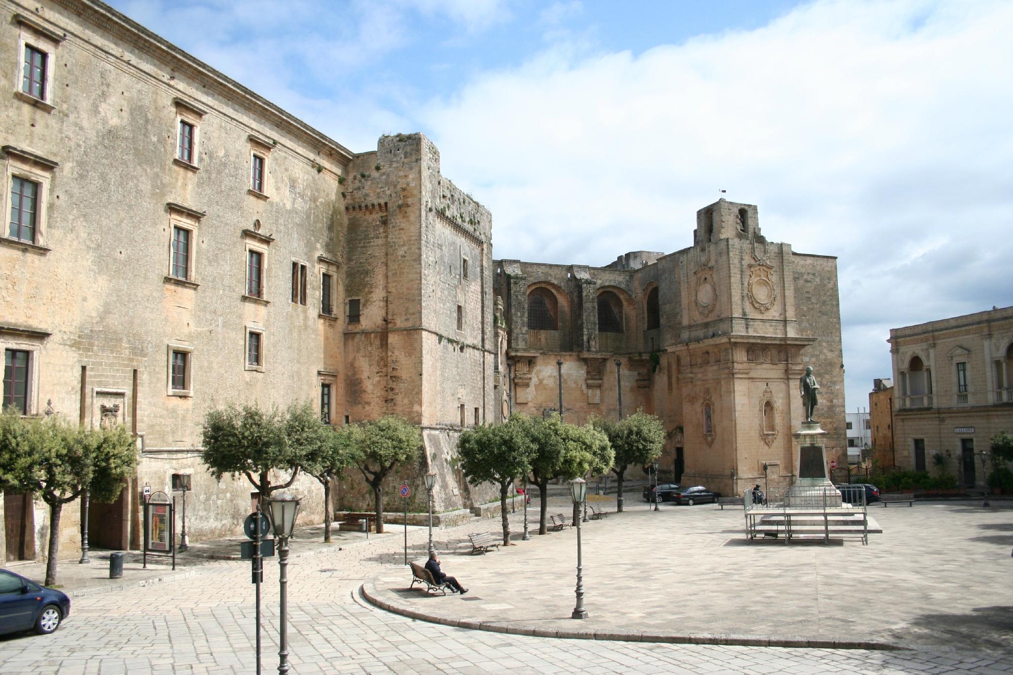 Piazza Giuseppe Pisanelli con il Palazzo Gallone, cuore di Tricase